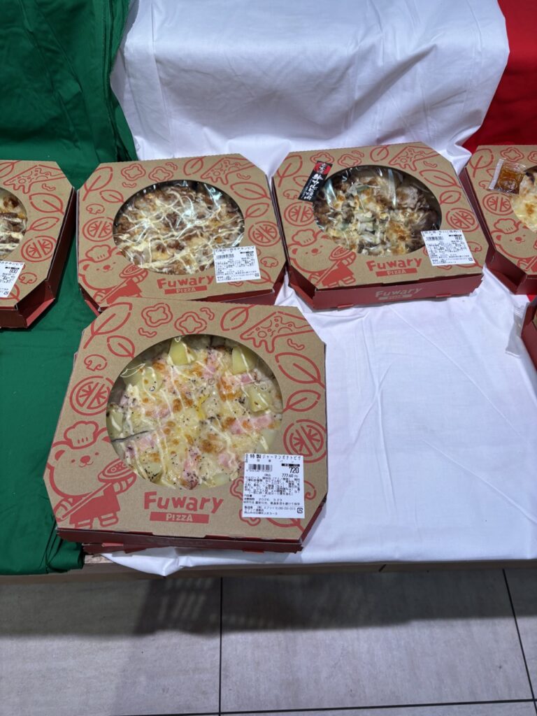 エブリィ津高　パン　ピザ　種類4　100円