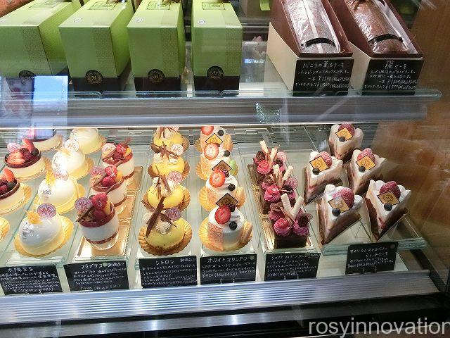マコトエバラ７　ケーキのショーケース
