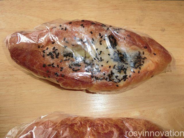 きしわパン９　黒ごまおさつ