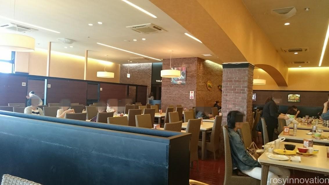 ワールドビュッフェ下中野１２　店内