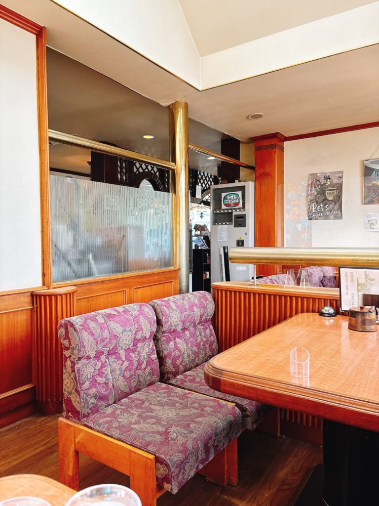 珈琲館アップル　2025年7月メニュー写真　店内